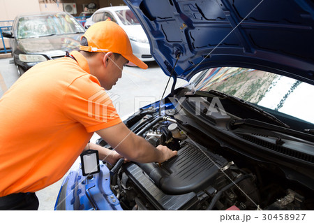 Mechanic man check the car 30458927