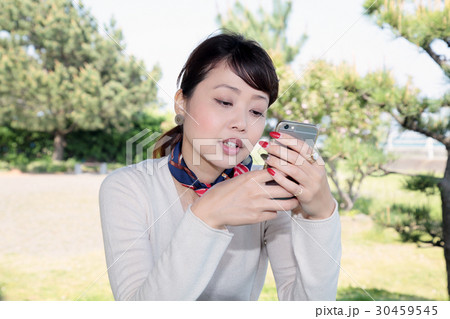 スマホと女性のポートレート 若い女性のポートレート スマホと女性のポートレート 若い女性のポートレート 30459545