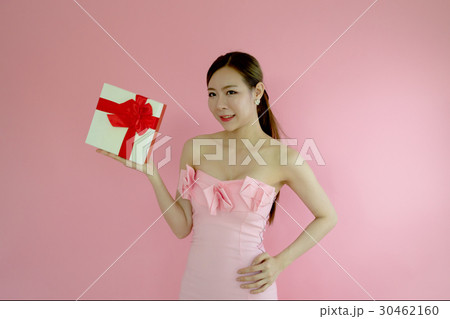 Beautiful women have gift boxes in their hand. 30462160