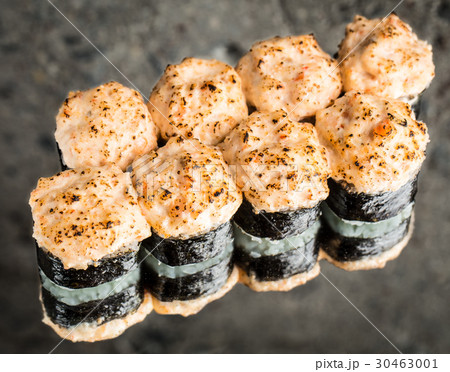 Baked sushi rolls with shrimps and sea-bass Baked sushi rolls with shrimps and sea-bass 30463001