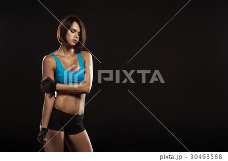 Young woman athlet muscle body portrait in gym 30463568