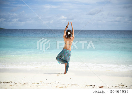 浜辺でヨガをする女性 浜辺でヨガをする女性 30464955
