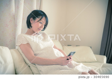 スマホを見る妊婦さん 30465690