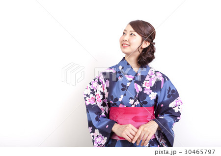 浴衣を着た若い女性 30465797