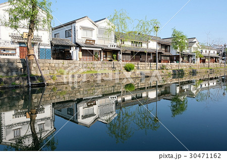 倉敷・美観地区の町並み（倉敷デニムストリート～凹凸堂倉敷～日本郷土玩具館） 30471162