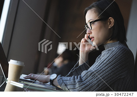 忙しく働くフリーランサー 30472247
