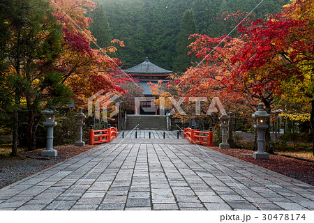 和歌山 高野山 奥の院 平和橋と英霊殿前の紅葉 和歌山 高野山 奥の院 平和橋と英霊殿前の紅葉 30478174