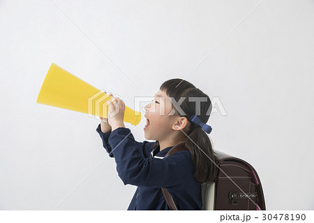 メガホンで応援をする小学1年生 30478190