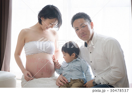 妊婦のお腹を触る子供と家族の写真素材 [30478537] - PIXTA
