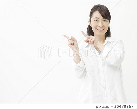 ミドル 女性 指差し ミドル 女性 指差し 30479367