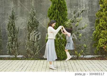 母親と娘 遊ぶ 母親と娘 遊ぶ 30480317
