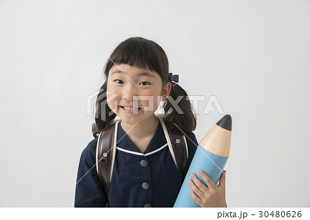 巨大鉛筆をもつ小学生低学年 30480626