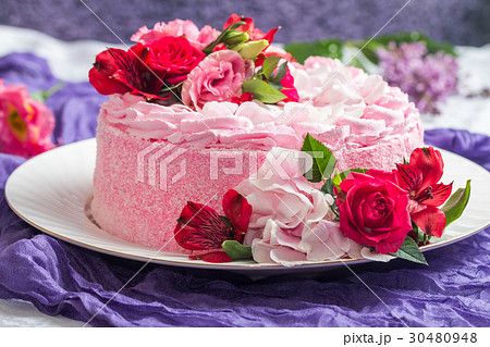 Pink cake with natural beautiful flowers 30480948