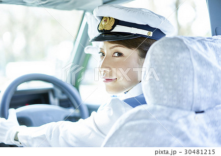 タクシー　女性ドライバー　笑顔　ポートレート 30481215