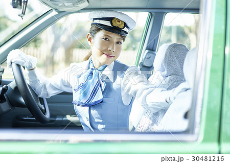 タクシー　女性ドライバー　笑顔　ポートレート 30481216