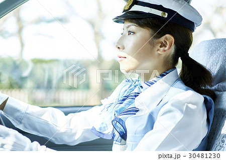 タクシー 女性ドライバー 笑顔 ポートレート タクシー 女性ドライバー 笑顔 ポートレート 30481230