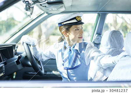 タクシー　女性ドライバー　バック　安全確認 30481237