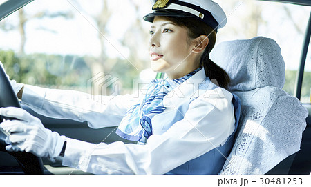 タクシー 女性ドライバー 笑顔 ポートレート タクシー 女性ドライバー 笑顔 ポートレート 30481253