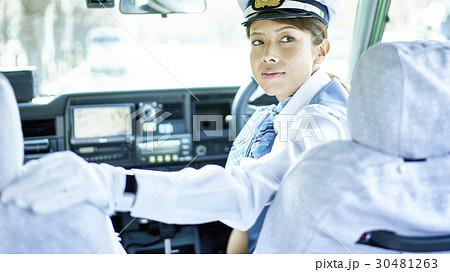 タクシー 女性ドライバー バック 安全確認の写真素材