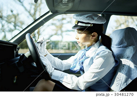 タクシー 日誌に記録をする女性ドライバー タクシー 日誌に記録をする女性ドライバー 30481270