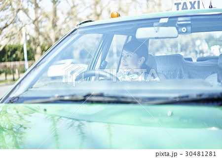 タクシー　女性ドライバー　待機 30481281