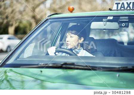 タクシー 女性ドライバー 運転 タクシー 女性ドライバー 運転 30481298
