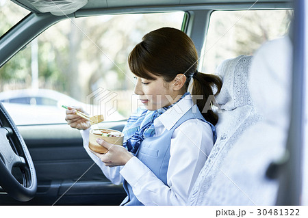 タクシー　女性ドライバー　昼食 30481322