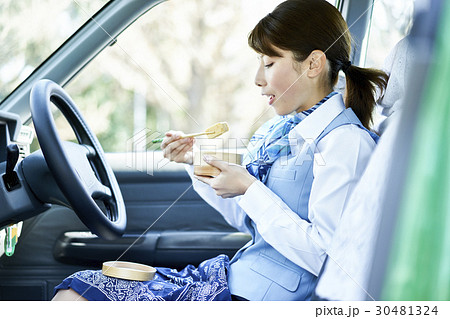 タクシー　女性ドライバー　昼食 30481324