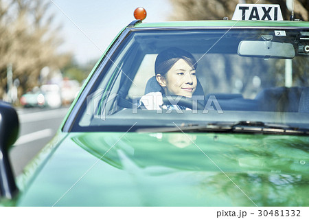 タクシー　女性ドライバー　運転 30481332