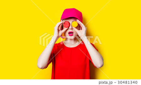 young woman with macaroons 30481340