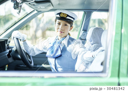 タクシー　女性ドライバー　笑顔　ポートレート 30481342