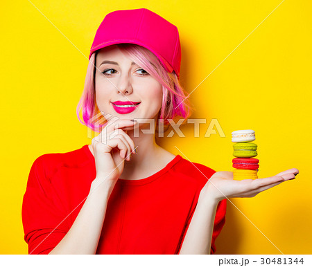 young woman with macaroons 30481344