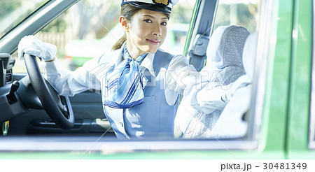 タクシー　女性ドライバー　笑顔　ポートレート 30481349