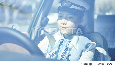 タクシー 日誌に記録をする女性ドライバー  タクシー 日誌に記録をする女性ドライバー  30481359