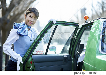 タクシー 女性ドライバー サービス おもてなしの写真素材