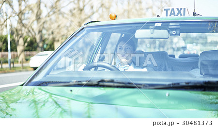 タクシー 女性ドライバー 運転 タクシー 女性ドライバー 運転 30481373