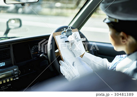 タクシー　日誌に記録をする女性ドライバー　 30481389