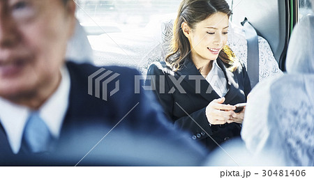 タクシー ビジネスウーマン スマホ アプリ タクシー ビジネスウーマン スマホ アプリ 30481406