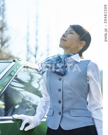 タクシー　女性ドライバー　職業　資格 30481509