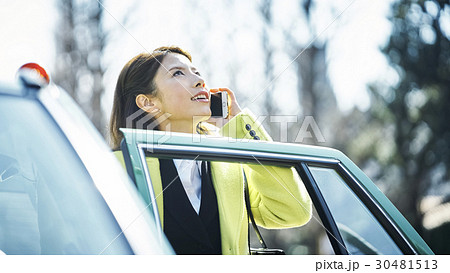 スマホ 通話 タクシーに乗るビジネスウーマン スマホ 通話 タクシーに乗るビジネスウーマン 30481513