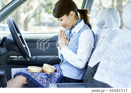 タクシー 女性ドライバー 昼食の写真素材
