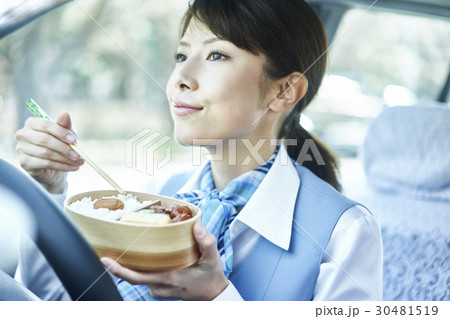 タクシー　女性ドライバー　昼食 30481519