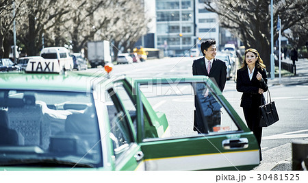 タクシー　ビジネスマン　出張　営業 30481525