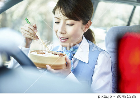 タクシー　女性ドライバー　昼食 30481538