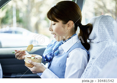 タクシー　女性ドライバー　昼食 30481542