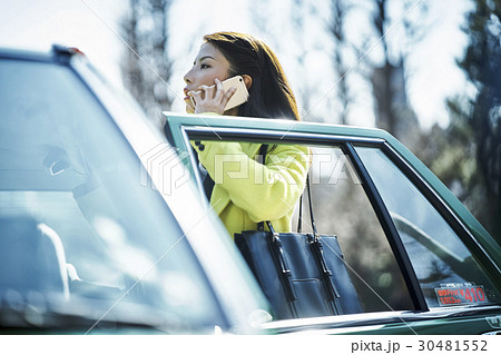 スマホ 通話 タクシーに乗るビジネスウーマン スマホ 通話 タクシーに乗るビジネスウーマン 30481552