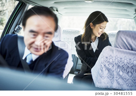 タクシー ビジネスウーマン 支払い タクシー ビジネスウーマン 支払い 30481555