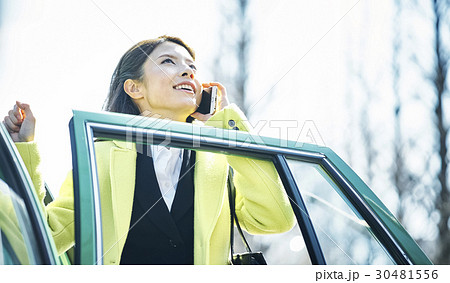 スマホ 通話 タクシーに乗るビジネスウーマン スマホ 通話 タクシーに乗るビジネスウーマン 30481556