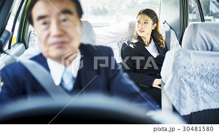 タクシー　乗車　会話 30481580