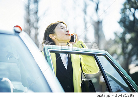 スマホ 通話 タクシーに乗るビジネスウーマン スマホ 通話 タクシーに乗るビジネスウーマン 30481598